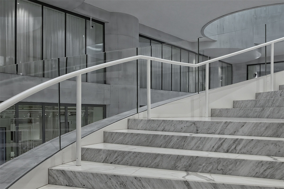 jumbo-size glass for stairhandrail stair treads