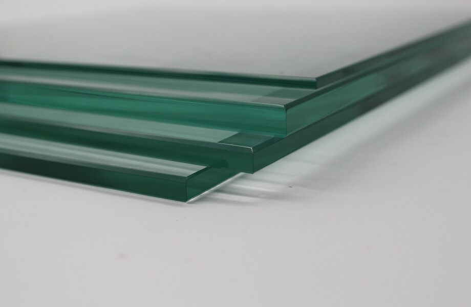 clear glass edges looks green