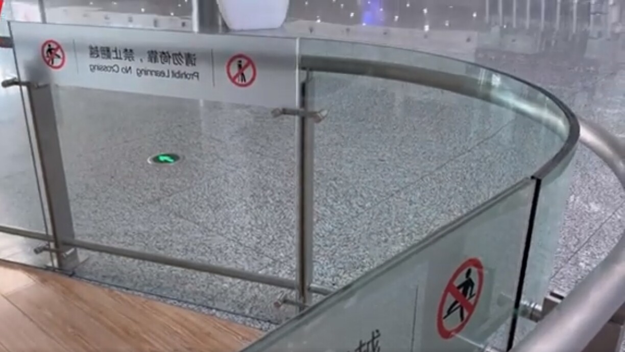 Kunxing Glass ---- Curved Glass In The Mall