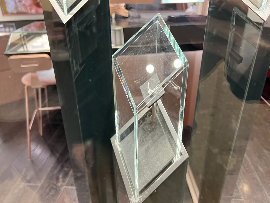 Ultra clear glass showcase