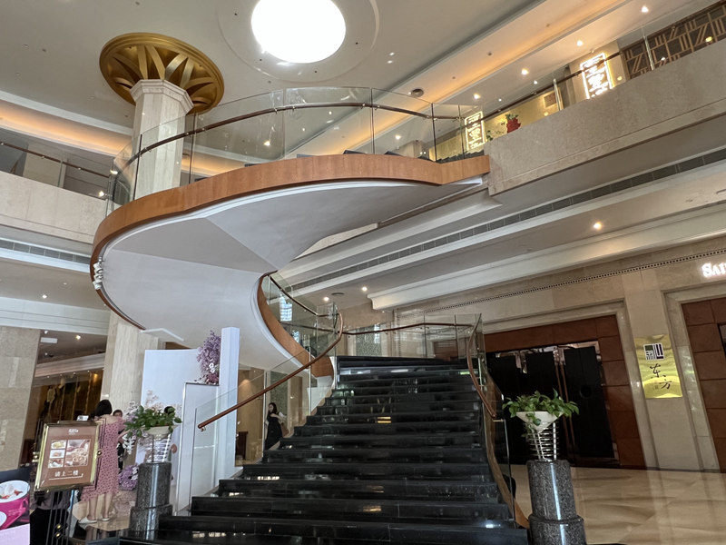 curved clear tempered balustrade