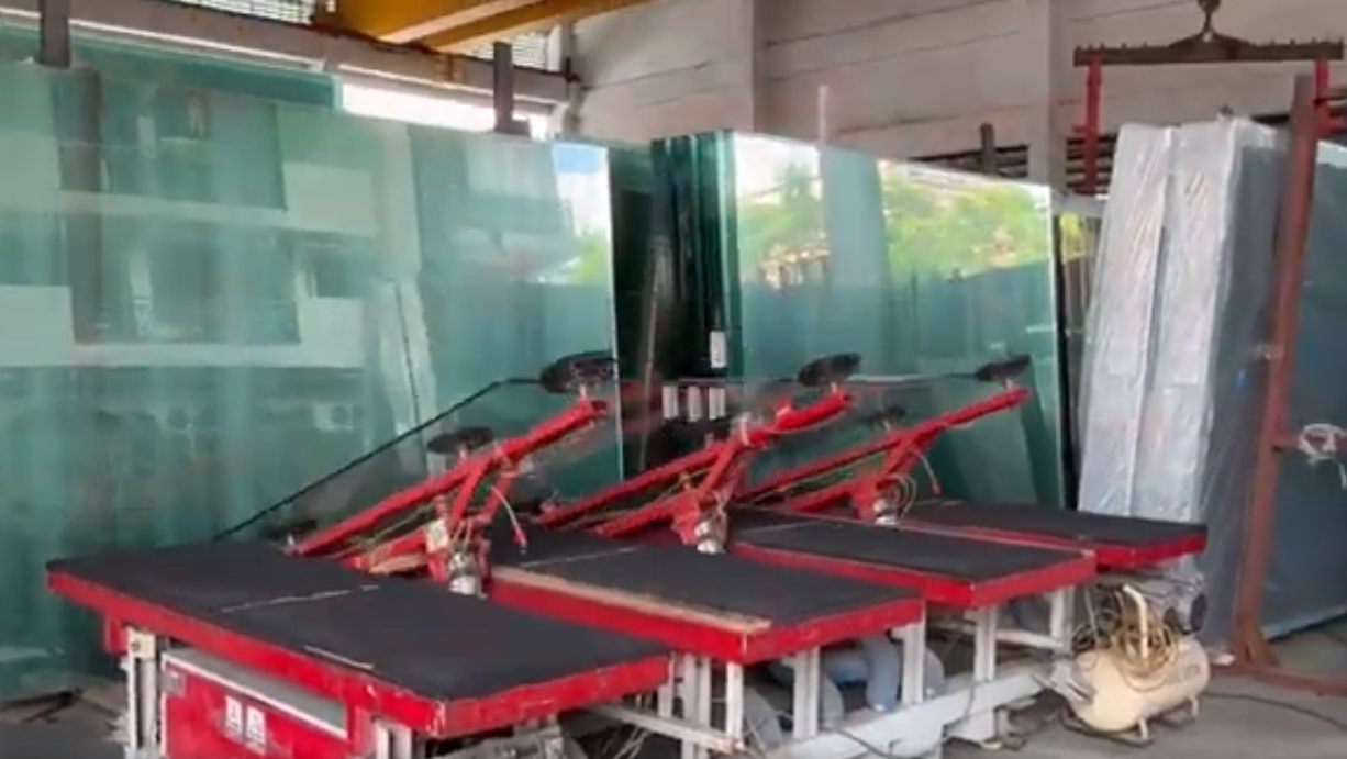 Kunxing Glass ---- Demonstration Of Laminated Glass Cutting