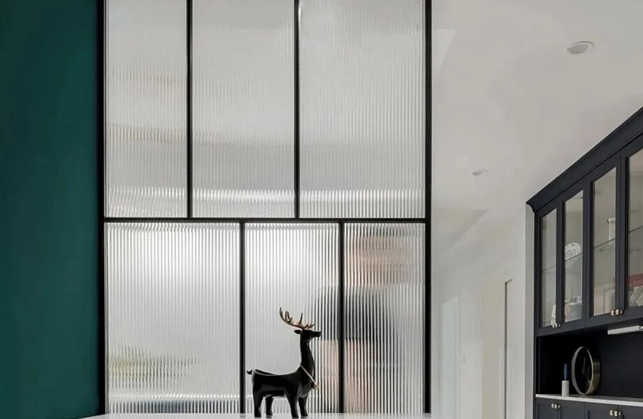 Moru Glass decorated partition wall