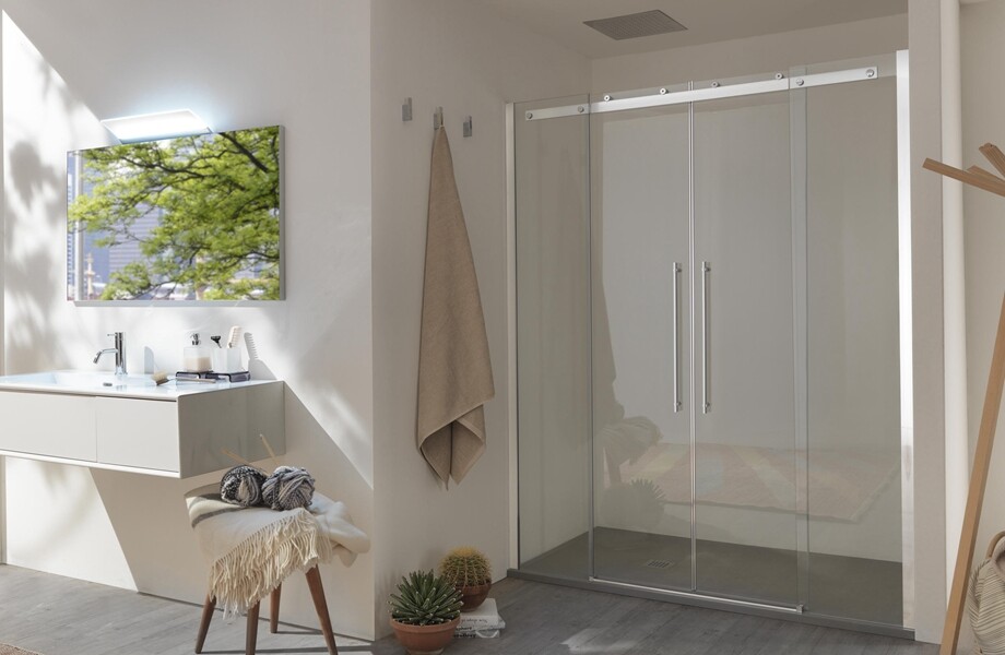 Hotel shower room uses glass partition