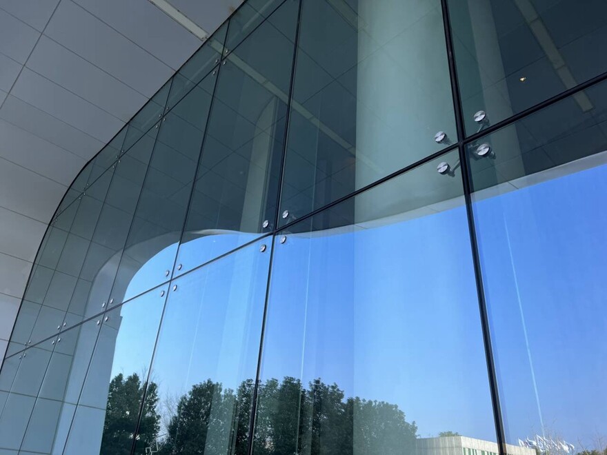 Structural glass wall